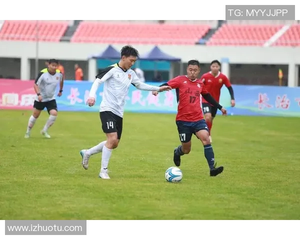 足球出界瞬间精彩捕捉展现比赛紧张气氛与运动员拼搏精神